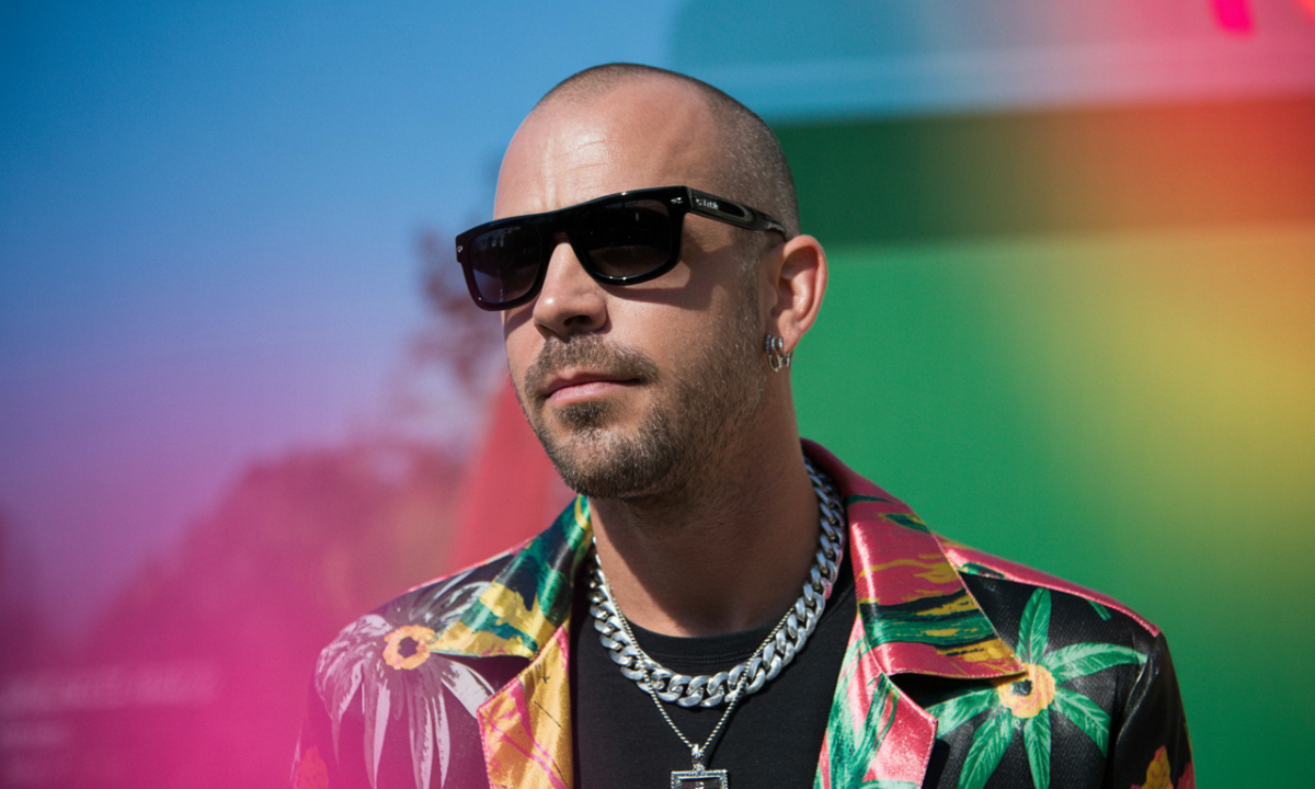 découvrez la vie et l'œuvre de christian audigier, célèbre designer français reconnu pour ses créations audacieuses et son influence majeure dans l'industrie de la mode.