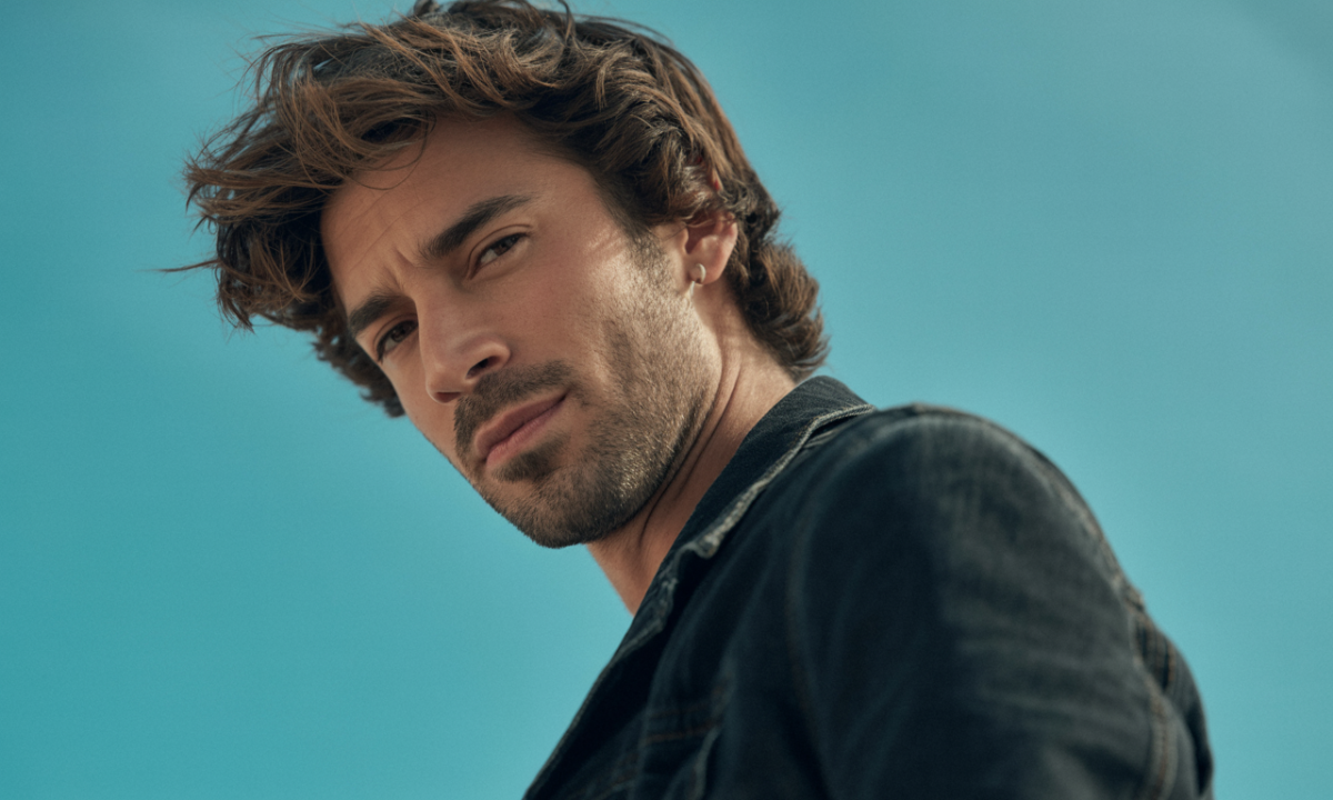 découvrez christophe alévêque, humoriste français reconnu pour son style satirique et engagé, mêlant humour et réflexion sociale.