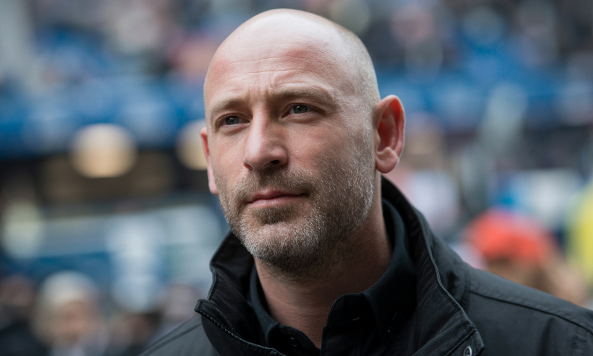 découvrez la carrière légendaire de fabien barthez, ancien gardien de but français, champion du monde 1998 et figure emblématique du football.