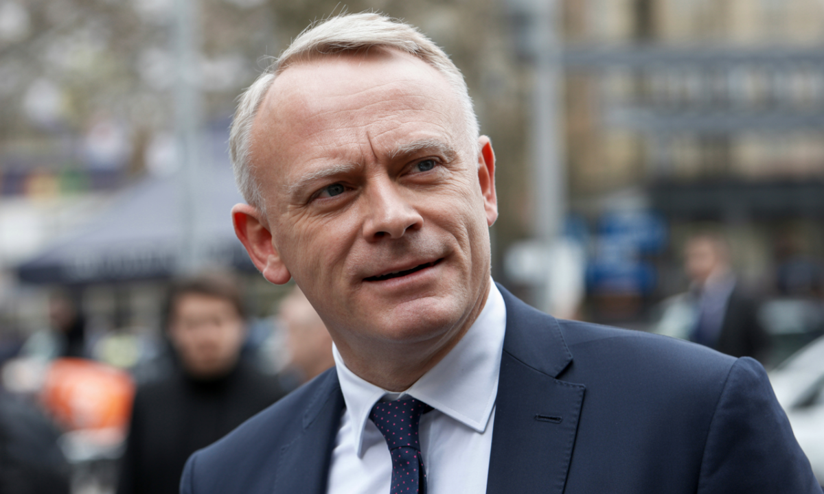 découvrez la biographie et la carrière politique de jean-marc ayrault, ancien premier ministre français, engagé dans la vie publique et les affaires internationales.