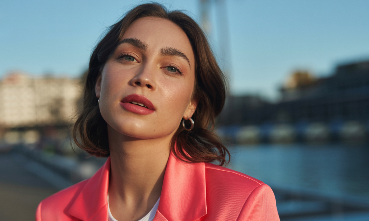 découvrez sophia aram, humoriste et chroniqueuse française réputée pour son humour engagé et ses prises de parole incisives.