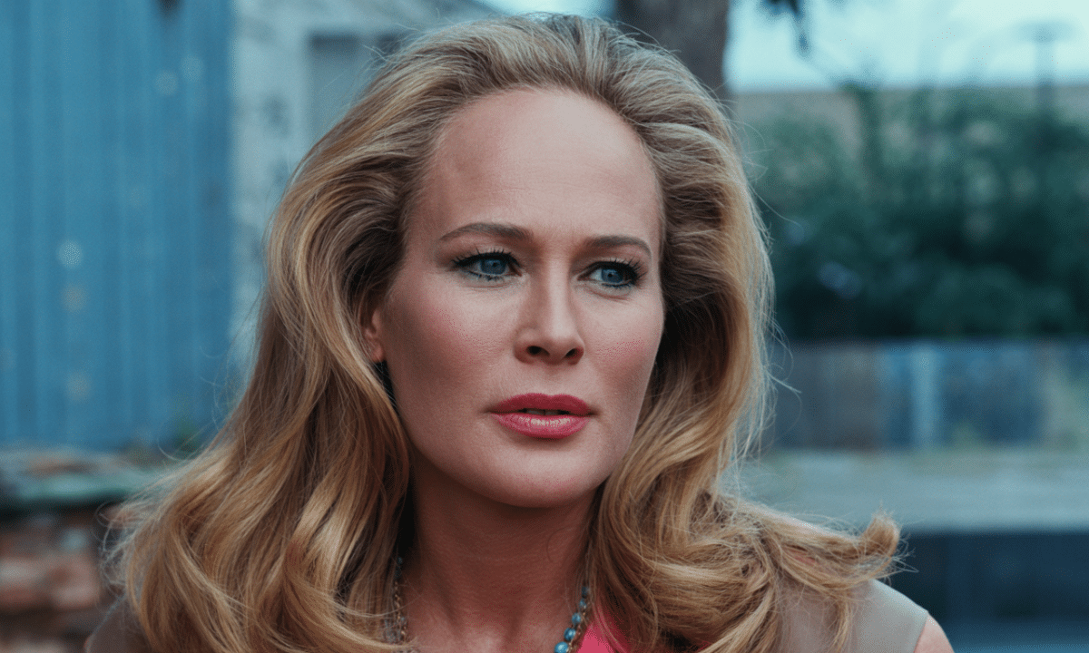 découvrez la carrière et la vie de ursula andress, icône du cinéma mondial et célèbre pour son rôle emblématique dans james bond.